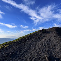 青空広がる岩手山の山頂への登山道で見る秋の火山風景の写真
