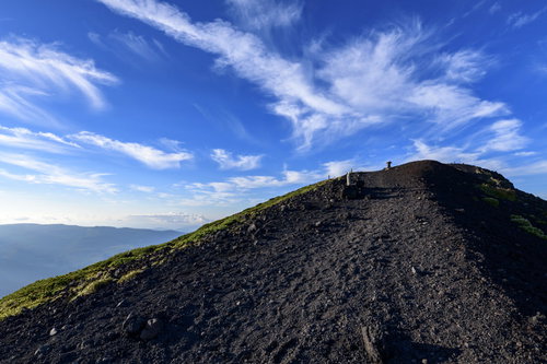 青空広がる岩手山の山頂への登山道で見る秋の火山風景