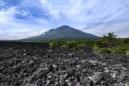 麓から見上げる岩手山の黒い岩肌と青空の絶景