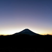 朝焼けを待つ富士山のシルエット～夜明け前の静寂な瞬間の写真