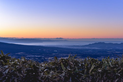 竜ヶ岳から見る夜明けの駿河湾沿いの街並み