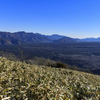 竜ヶ岳から見る富士外輪と連なる山々の稜線の写真