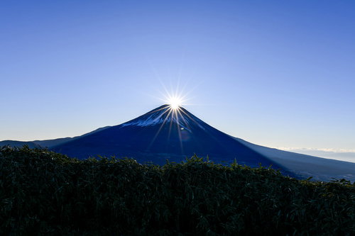 竜ヶ岳から見る富士山に上がるダイヤモンド富士と光芒