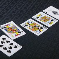 テーブルに並ぶスペードのロイヤルストレートフラッシュの写真