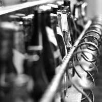 色とりどりの空瓶がぎっしり並んだ中国の古い棚の写真