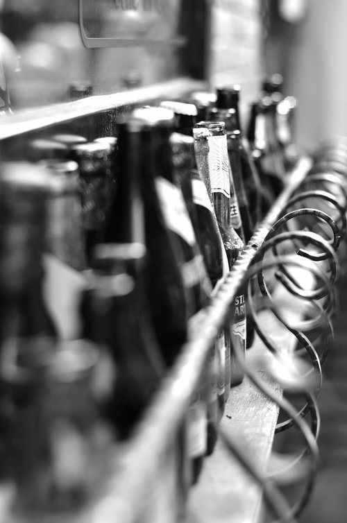 色とりどりの空瓶がぎっしり並んだ中国の古い棚