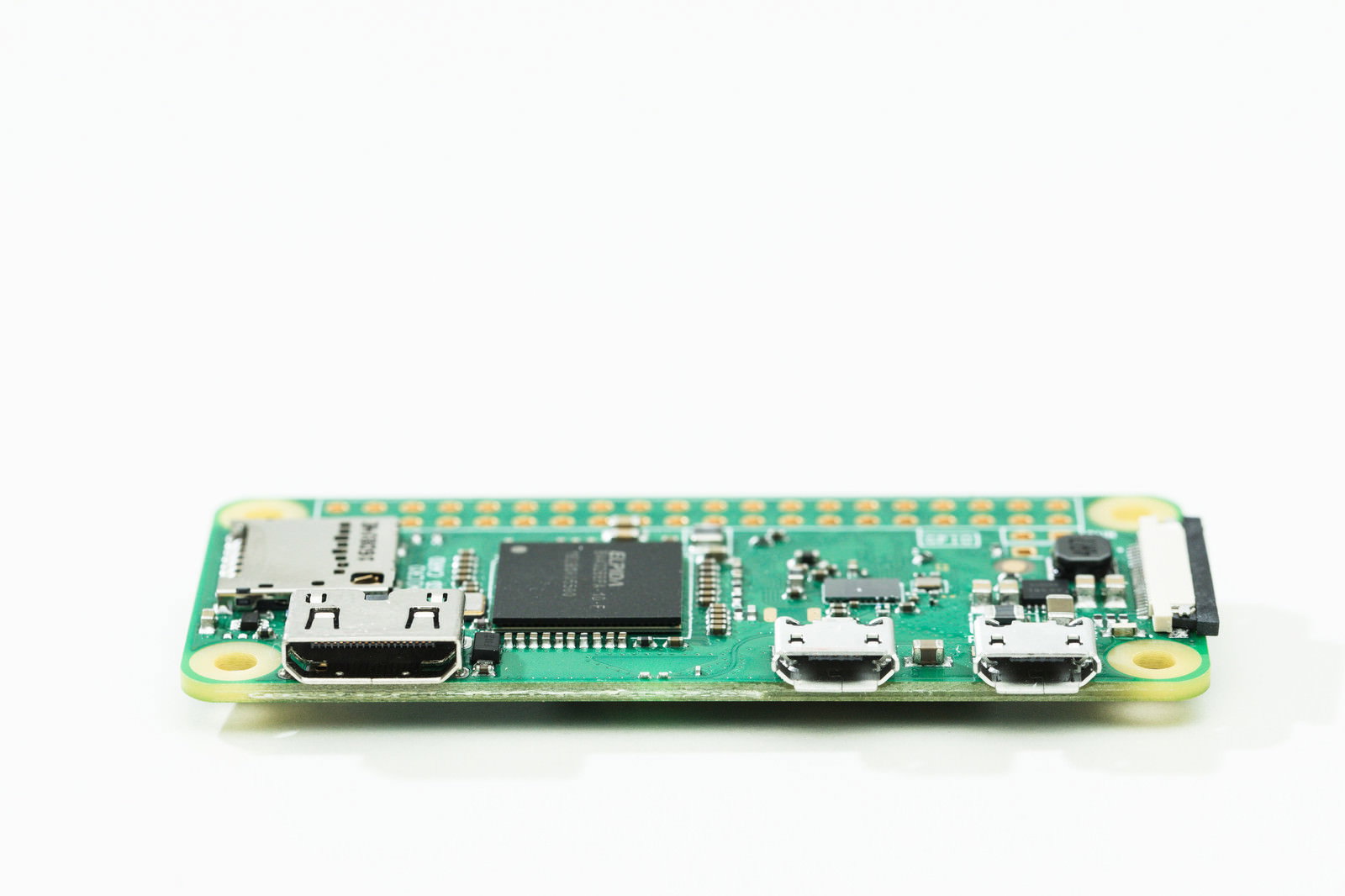 白い背景に置かれた緑色のRaspberry Pi Zero W基板