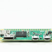 マイクロUSBポート付きのRaspberry Pi小型PC基板の写真