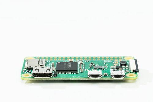 マイクロUSBポート付きのRaspberry Pi小型PC基板