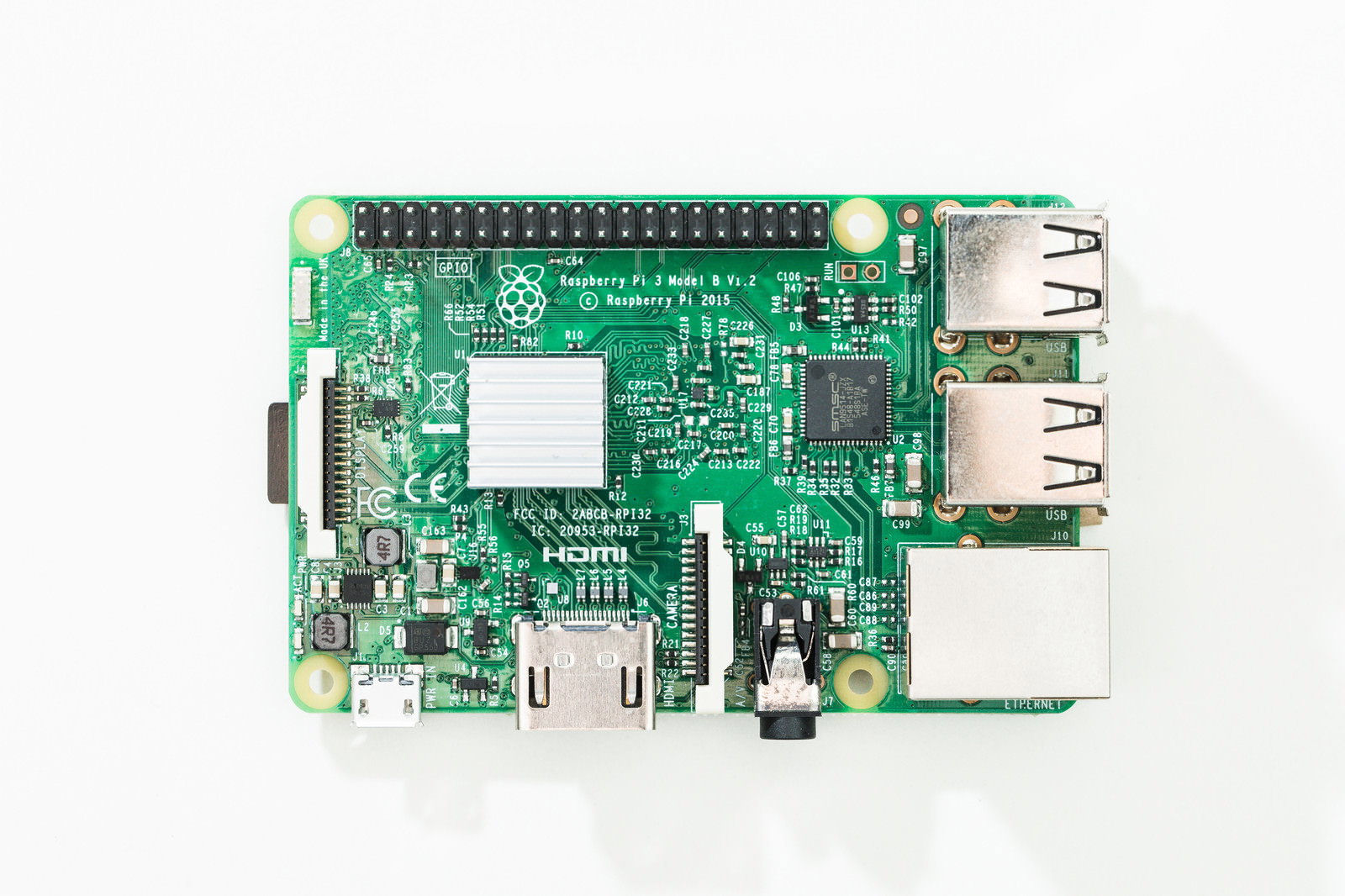 白い背景に置かれたRaspberry Pi Zero Wの緑色基板