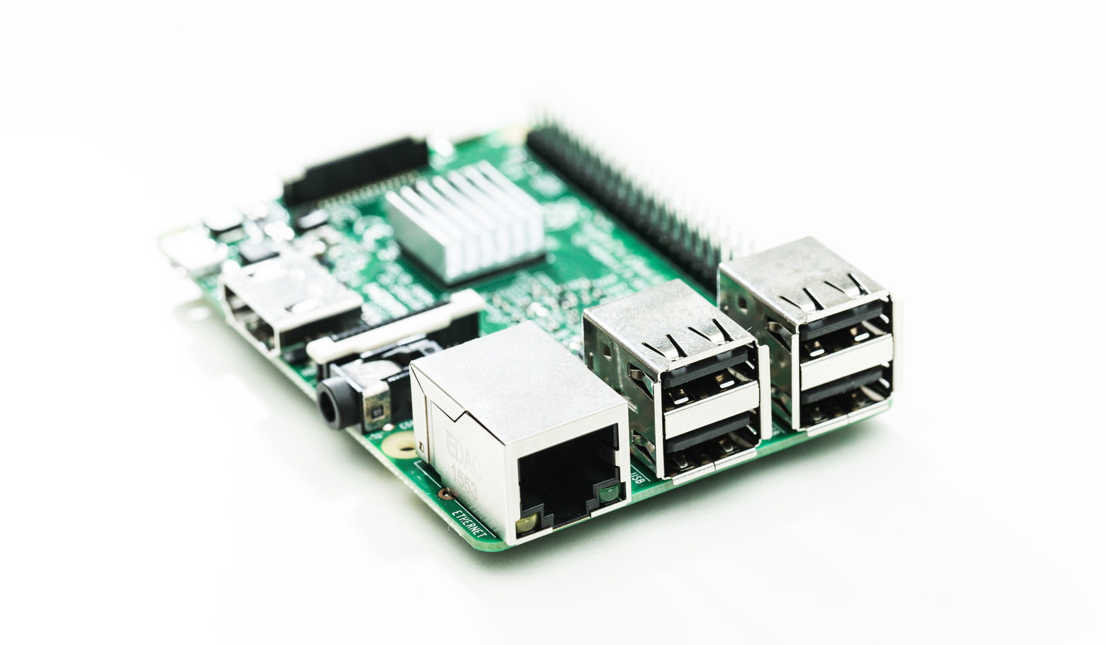 緑色の基板にUSBポートやHDMIポートが搭載されたRaspberry Pi