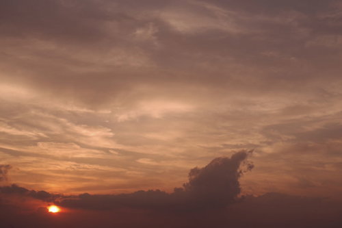夕暮れの空を橙色に染める太陽