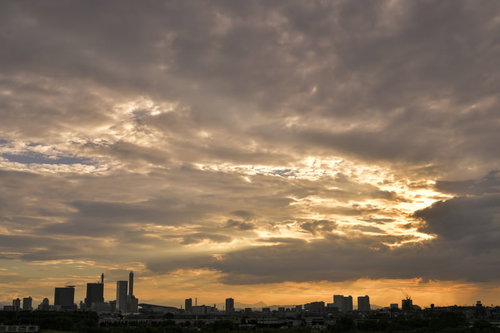 黄色く染まる梅雨時の新都心上空の雲と雲行き