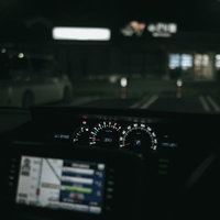 サービスエリアで朝を待つ運転席のメーターの写真