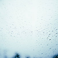 雨の日のフロントガラスに着いた無数の水滴の写真
