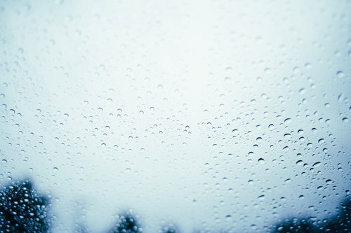 雨の日のフロントガラスに着いた無数の水滴