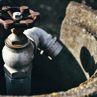 古い農水用の手動式ポンプとハンドバルブ、錆びた金属製の写真