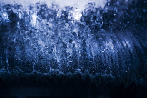 車窓から見た自動洗車機のブラシと青い泡立つ洗剤