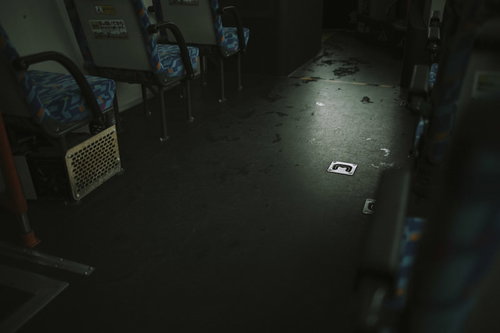 陰鬱な雰囲気に照らされるバスの車内