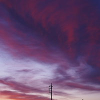 朝焼けに燃える空と電柱のシルエット、夜明けの風景の写真