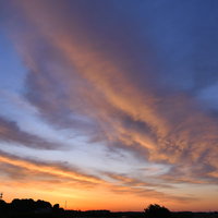 朝焼けのオレンジの雲の写真