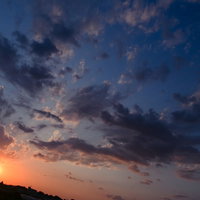 沈みゆく太陽と騒々しい雲の写真
