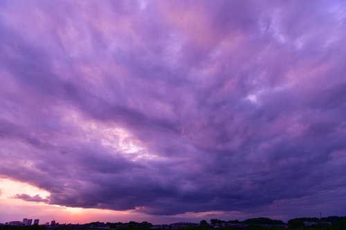 紫色とピンク色に染まる巨大な雲の夕焼け空