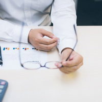 オフィスとYシャツと私の写真