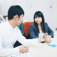 「今日は終わりにしようか？」と仕事を切り上げる上司と部下の写真