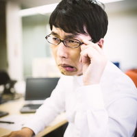 「ダメだこりゃ！」と口をへの字にする課長の写真