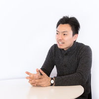 インタビューに答えるフリーランスの男性ブロガーの写真