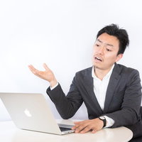 これだけ費用をかけたのに期待してガッカリする男性の写真