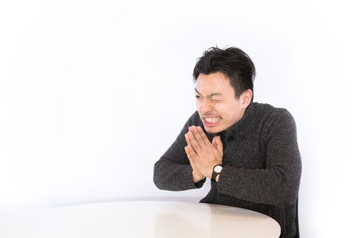 断りづらい一生のお願いをするスーツ姿の男性