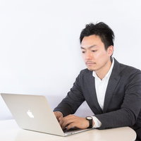 本とコーヒーのある執筆ライターの作業机の写真