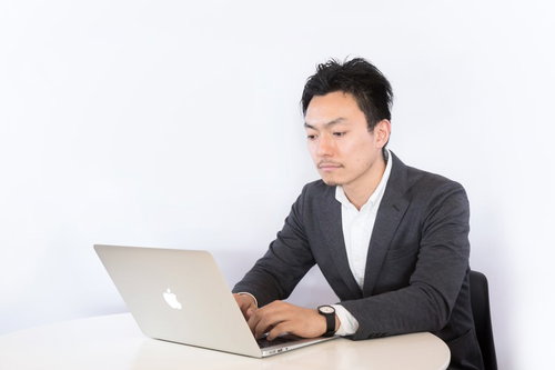 本とコーヒーのある執筆ライターの作業机