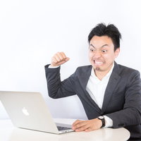 ディスプレイクラッシャー、パンチを振り上げる怒った男性の写真