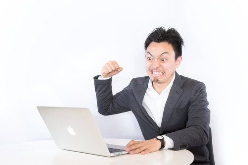 ディスプレイクラッシャー、パンチを振り上げる怒った男性