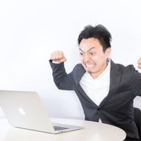 追加の工数が多くてイライラが収まらないビジネスマンの写真