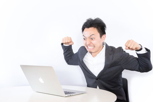 追加の工数が多くてイライラが収まらないビジネスマン