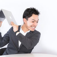 紙を投げつける暴力的なエンジニアの写真