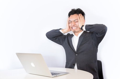 オイシイ儲け話に騙されて頭を抱える男性の絶望