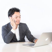 音声で改善点を指摘するコンサルタント、ノートパソコンで作業中の写真