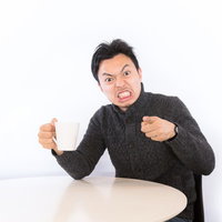 注文にクレームをつけて怒る男性のビジネス打ち合わせの写真