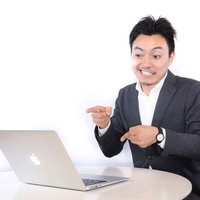 何事もいちゃもんをつけるスーツ姿の男性がデスクで指摘の写真