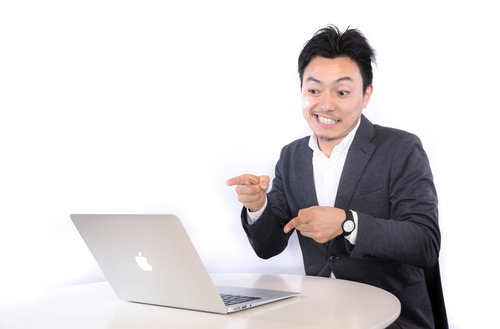 何事もいちゃもんをつけるスーツ姿の男性がデスクで指摘