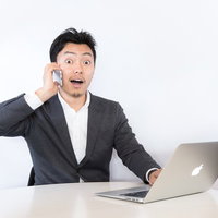特単の連絡で目を丸くするブロガー男性のビックリ表情の写真