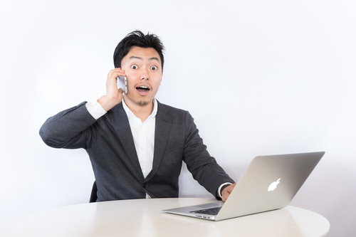 特単の連絡で目を丸くするブロガー男性のビックリ表情