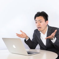 バカバカしくてあきれて物も言えないビジネスマンの写真
