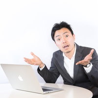 開いた口が塞がらない男性エンジニアのトラブル対応の写真