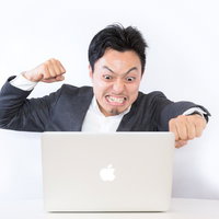 誹謗中傷のコメントに怒りキレるブロガー男性の写真